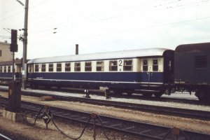 Der Wagen 7058.05 am 20.09.1981 in St. Pölten Hbf. (Foto H. Harrer - Slg. G. Stehno)