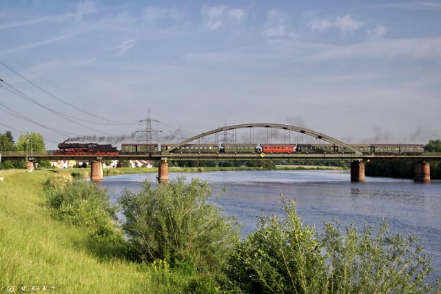 Unser Sonderzug am 14. Mai 2011  auf der Mainbrücke bei Mainaschaff